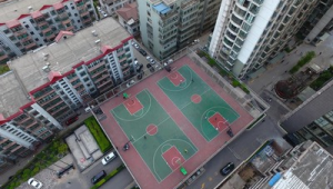 小区楼顶竟是足球场？背后真相究竟如何，快来一探究竟！