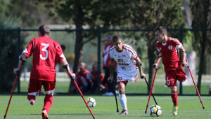 足球踢到手是否罚点球及犯规判定解析