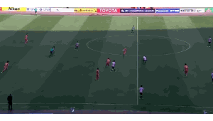 足球拼抢时伸手规则引争议，能否伸手成焦点探讨