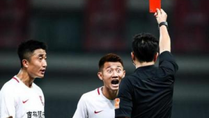 足球吃红牌下场后究竟能否再上场?规则解读与探讨