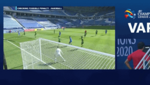 足球往手上踢是否可行？规则限制与争议探讨