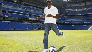 博尔特以前踢足球吗