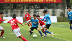 踢足球时教练究竟能不能入场？规则与实际情况探讨