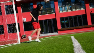 初二女生还可不可以踢足球