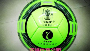 贴皮足球有缝隙正常吗？是工艺问题还是另有隐情？