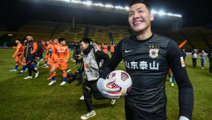 脸被足球踢了会歪吗？揭秘足球撞击对脸部形态的影响