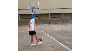 足球进篮筐引发的大反应：是意外惊喜还是规则乌龙？