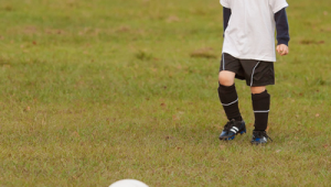 小孩现在能玩足球吗