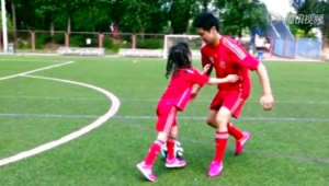 踢足球拿手撑人是否犯规：规则解读与赛场争议探讨