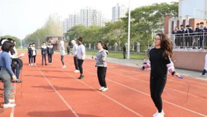 城阳足球老师的舞蹈简单与否引关注