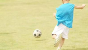 踢足球不能用全部力气吗?探究全力踢球的利弊与技巧