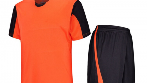 滑雪时穿足球服好看吗？风格碰撞下的别样视觉考量