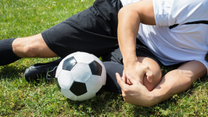 膝盖痛时踢足球行不行？这些要点你得知道