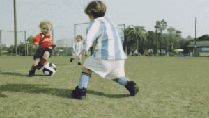 女生踢足球能缓解抑郁吗 探索足球对女性情绪的奇妙影响