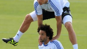 足球庆祝动作：是单纯自我宣泄，还是在指队友？