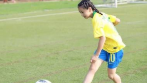 踢足球女孩的手臂很长吗