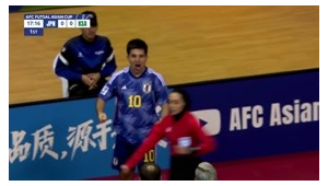 足球规则中推人拉人是否犯规解析