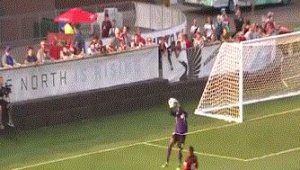 足球裁判扔旗子是否违法，背后规则与法律解读引关注