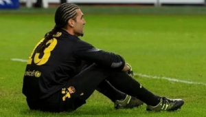 可以用手防御足球吗？探讨足球场上手部防御的规则与争议