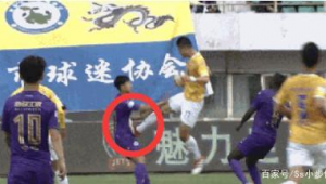 足球打裁判员吗犯规吗