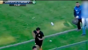 足球比赛中扔鞋进球是否犯规？规则解读与争议探讨