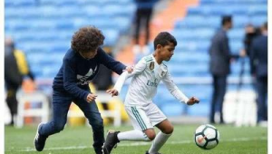 年纪大了还能踢足球吗?探索足球场上的别样“夕阳风采”