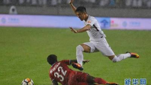 足球碰到手臂是否犯规？解析足球比赛中手臂触碰规则