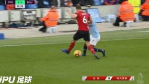 足球场上，难道会出现射向自家球门这般令人匪夷所思的情况？