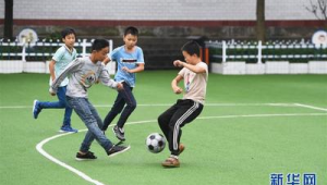 孩子爱好踢足球，就一定要上足球学校吗？