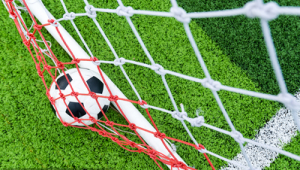 足球能否夹住球进球门？这一疑问引关注