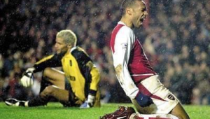 足球庆祝滑跪不会痛吗？背后是热爱与激情的无畏展现