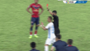 足球比赛中红牌出示后 究竟有没有可能被收回