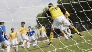 足球比赛中,守门员究竟有没有可能进球?