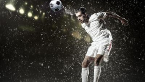 足球顶球暗藏风险？探究顶球是否会引发脑震荡