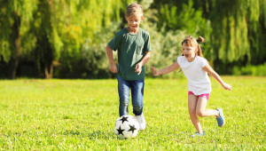 4岁男孩能否踢足球？年龄虽小，足球之梦亦可启航