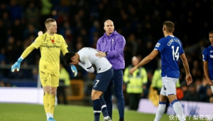 足球肩膀夹球是否犯规：规则解读与赛场判罚探讨