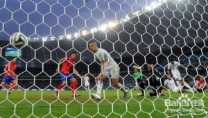 足球裁判吹哨后守方能否抢球，规则细节引关注