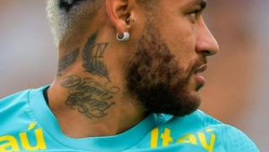 踢足球很讲究发型吗？探究足球场上发型背后的真相