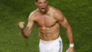 没有腹肌能否踢足球？实力与热爱才是足球场上的关键