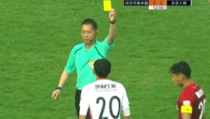 足球中铲人究竟何情况下不犯规？规则解读与争议探讨