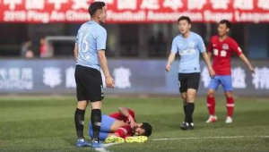 体育足球带球时这些情况算犯规吗