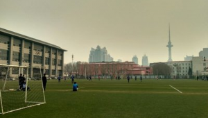 一桥旁边是否有足球馆?真相大揭秘