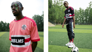 红色足球球衣搭配球鞋，视觉盛宴or穿搭雷区？