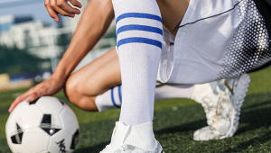 足球训练是否必须穿足球鞋？探究其对训练效果的影响