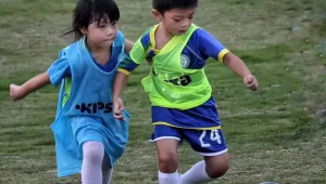 十二岁同学踢足球是否正常探讨