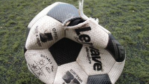 足球外表皮裂了还能踢吗？快来了解下这种情况的真相与应对