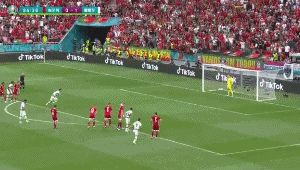 足球连续撞墙是否犯规,你知道答案吗?