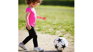 女孩踢足球花费多吗？全方位解析足球运动背后的经济账