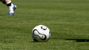 足球拦截对方进攻算犯规吗？规则细节与争议解读