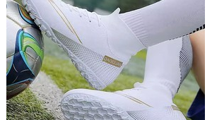 足球碎钉鞋防滑吗？女生能不能穿？一文为你揭秘